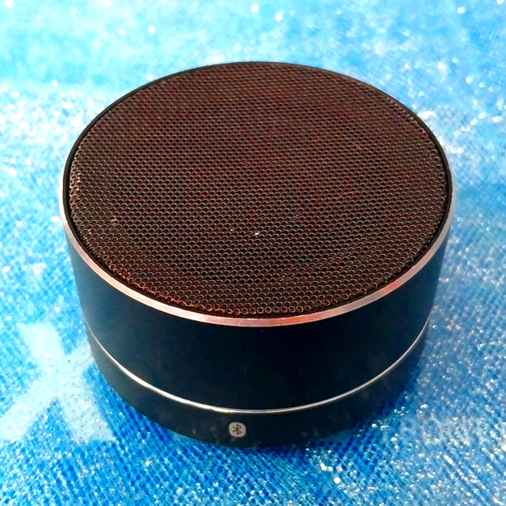 Blue Tooth Speaker with charger cable black